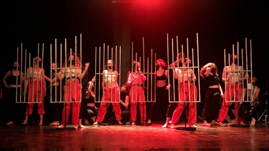 Los alumnos de Escultura aplicada al Espectáculo de la Escuela de Arte La Palma colaboran con el IES Lope de Vega en una obra teatral